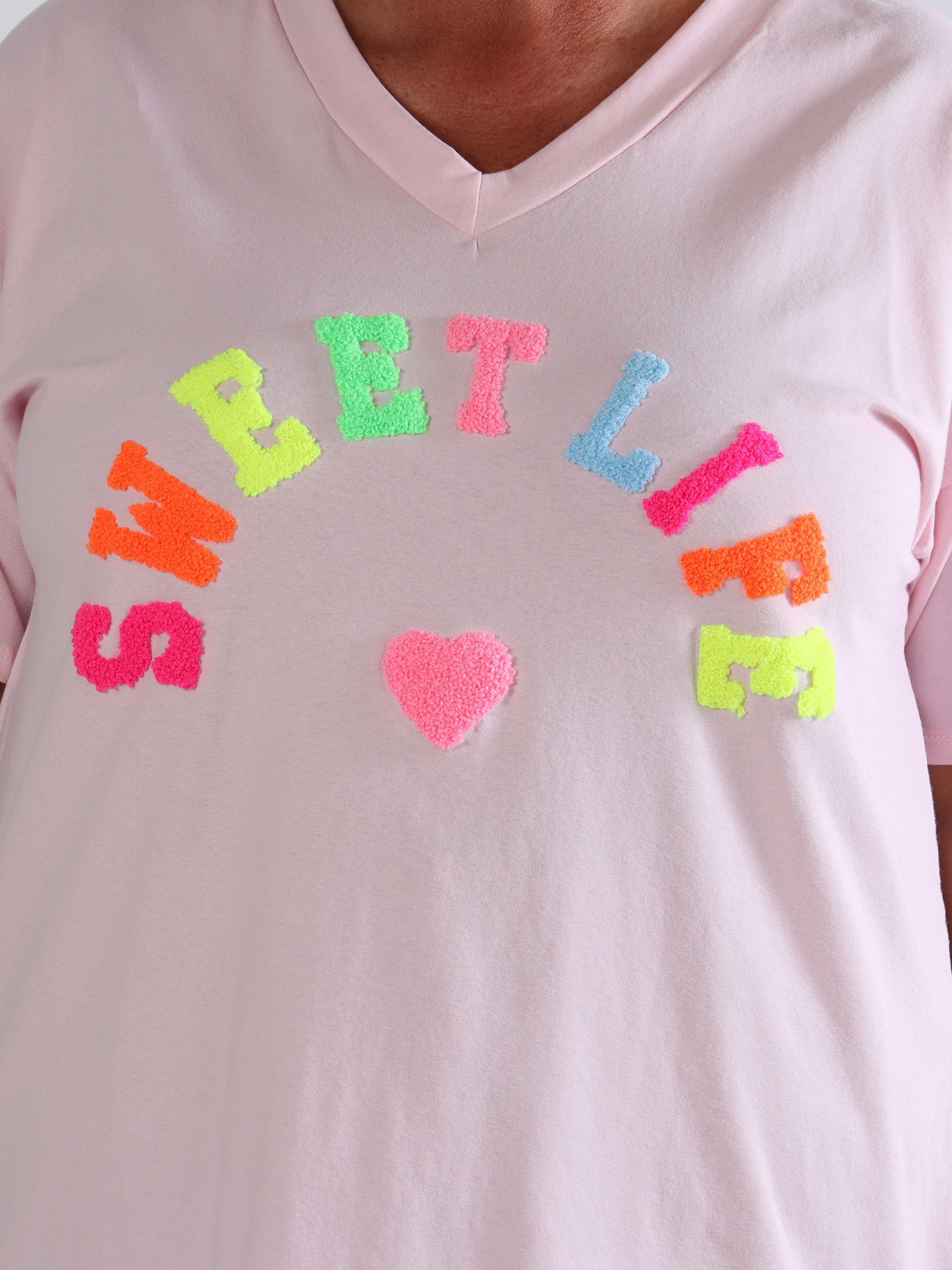 Leini - Plus size t-shirt i bomuld med v-udskæring og farverigt skrift